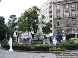 Львов. Фото. Фонтан и мраморная статуя Божьей Матери. Марийская площадь.
