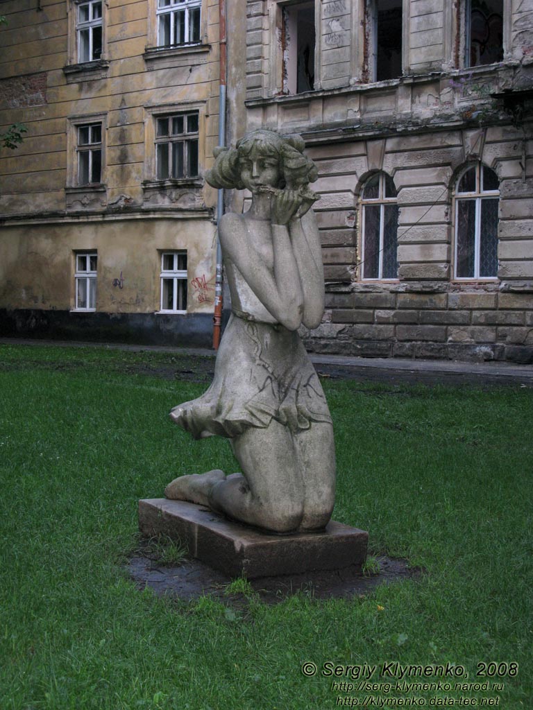 Львов. Фото. Скульптура в скверике на углу площади Ризни (бывшая Над Полтвой) и проспекта Вячеслава Чорновола.