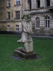 Львов. Фото. Скульптура в скверике на углу площади Ризни (бывшая Над Полтвой) и проспекта Вячеслава Чорновола.