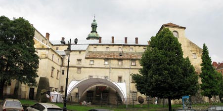 Львов. Фото. Комплекс монастыря и костела бернардинцев (пл. Соборная, 3-А). Вид со стороны улицы Валовая.