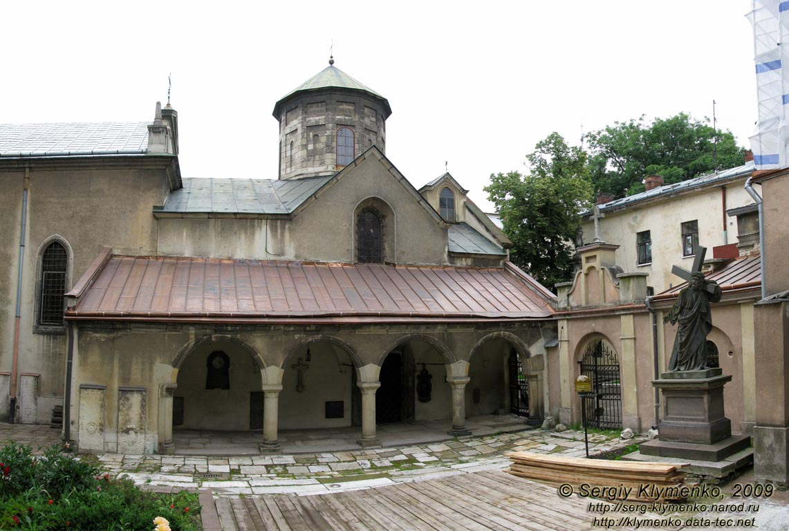 Львов. Фото. Армянский кафедральный собор Успения Пресвятой Богородицы, памятник архитектуры 1363-1370 годов (ул. Армянская, 7).