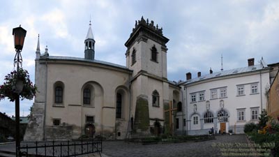 Львов. Фото. Костел Всех Святых бывшего монастыря Бенедиктинок, памятник архитектуры 1595 года (ул. Вечевая, 2).