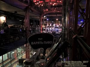 Львов. Фото. Площадь Рынок. Западная сторона площади. В «Театре Пива» (№ 32).