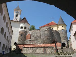 Закарпатская область. Мукачево. Фото. Замок «Паланок» (Palanok). Верхний замок, вид со стороны входных ворот Среднего замка.