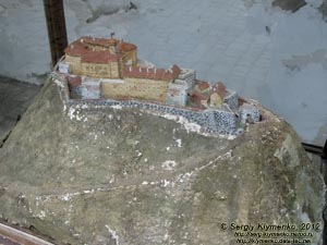 Закарпатская область. Мукачево. Фото. Мукачевский замок «Паланок» (Palanok) на вулканической горе. Макет замка.