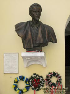 Закарпатская область. Мукачево. Фото. Замок «Паланок» (Palanok). Двор Верхнего замка. Бюст Шандора Петёфи.