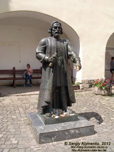 Закарпатская область. Мукачево. Фото. Замок «Паланок» (Palanok). Двор Верхнего замка. Памятник князю Федору Корятовичу.