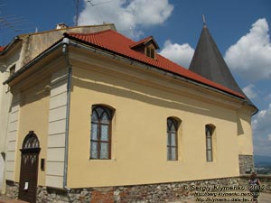Закарпатская область. Мукачево. Фото. Замок «Паланок» (Palanok). Экуменическая церковь на полукруглом бастионе Верхнего замка.
