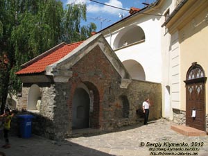 Закарпатская область. Мукачево. Фото. Замок «Паланок» (Palanok). Выход на полукруглый бастион Верхнего замка, выступающий во двор Среднего замка.