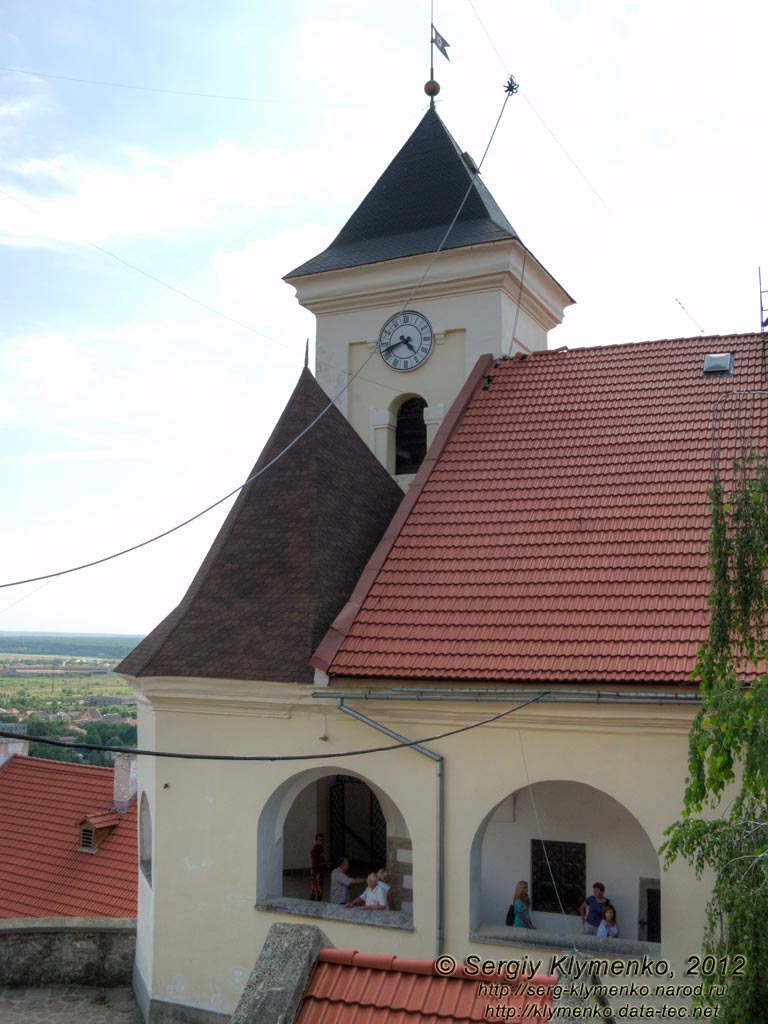 Закарпатская область. Мукачево. Фото. Замок «Паланок» (Palanok). Верхний замок. Вид на башни замка сверху.