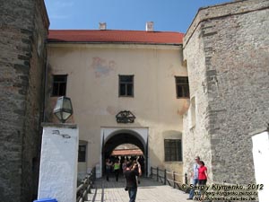 Закарпатская область. Мукачево. Фото. Замок «Паланок» (Palanok). Вид на ворота Среднего замка со двора Нижнего замка.