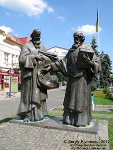 Закарпатская область. Мукачево. Фото. Площадь Мира. Памятник Кириллу и Мефодию.