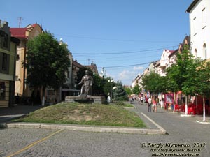Закарпатская область. Мукачево. Фото. Улица Пушкина. Памятник Александру Духновичу (1803-1865).