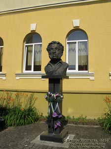 Закарпатская область. Мукачево. Фото. Бюст А. С. Пушкина перед зданием школы № 1 им. А. С. Пушкина.