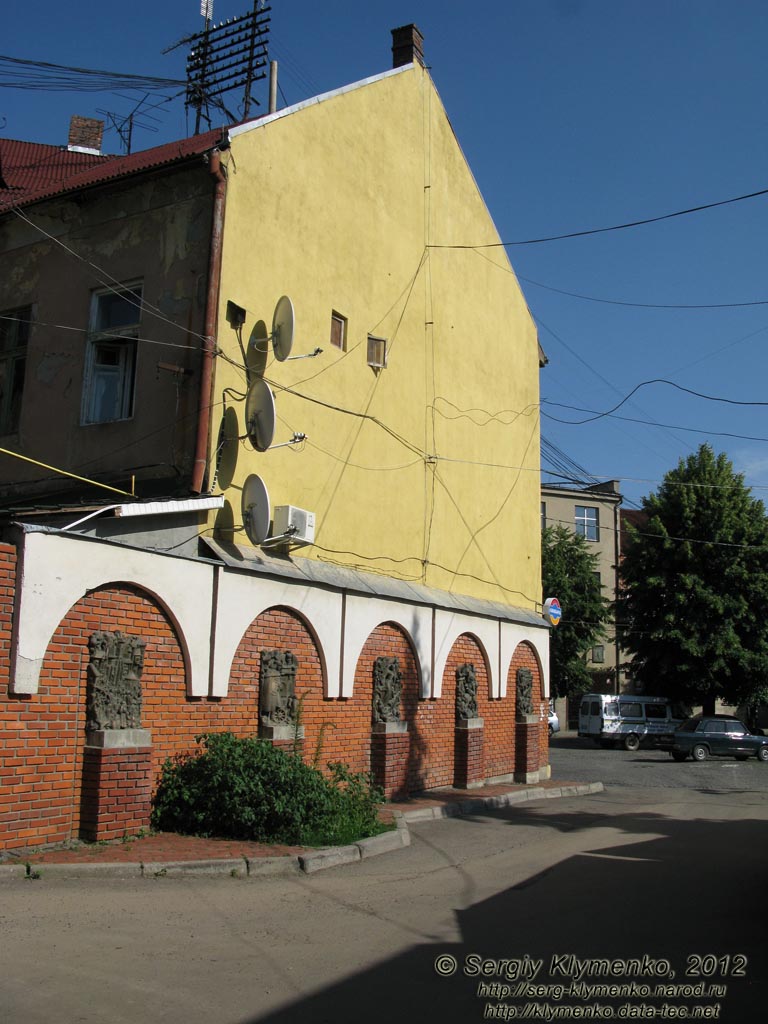 Закарпатская область. Мукачево. Фото. Серия из пяти барельефов об истории Мукачево.