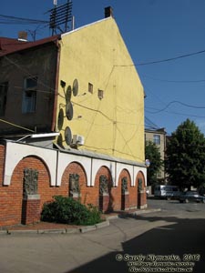 Закарпатская область. Мукачево. Фото. Серия из пяти барельефов об истории Мукачево.