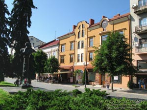 Закарпатская область. Мукачево. Фото. Площадь Мира. Памятник Михаю Мункачи (1844-1900).