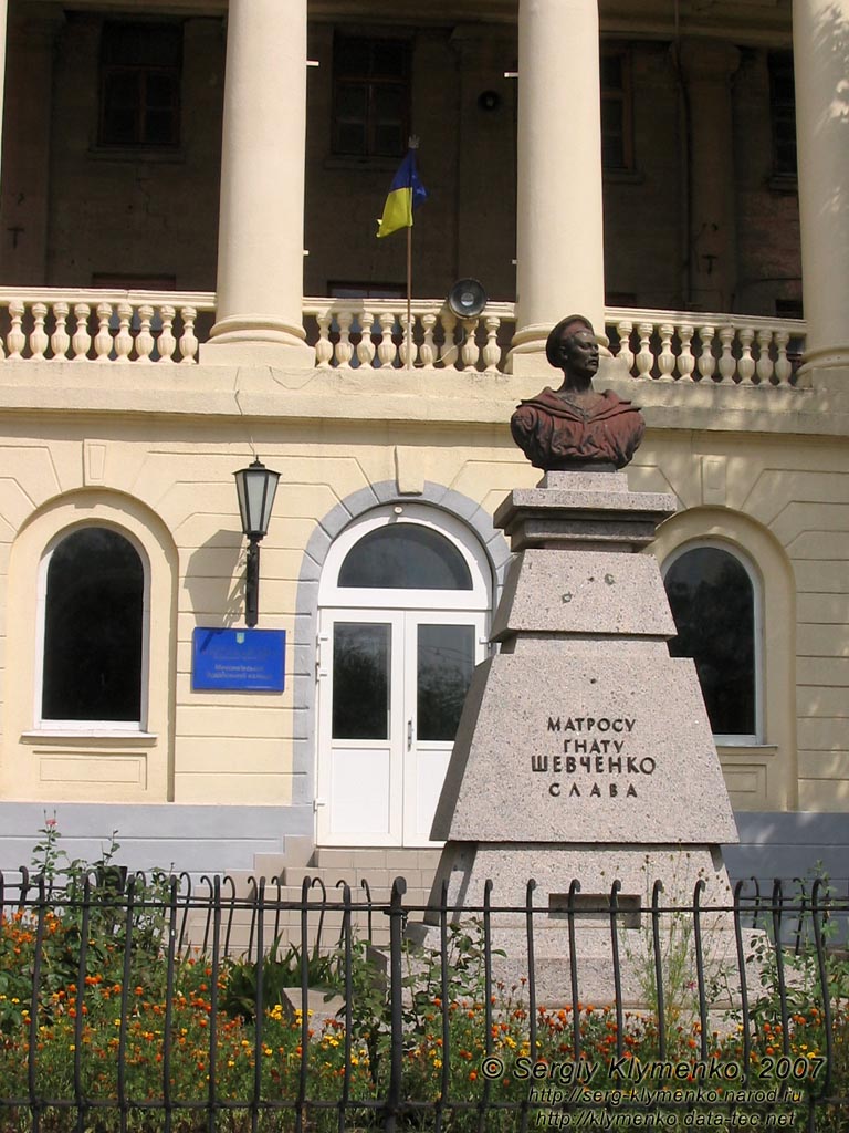 Николаев. Фото. Памятник матросу Гнату Шевченко у входа в Николаевский Строительный колледж (бывший Дом флагманов и командиров).