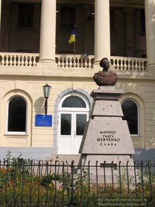 Николаев. Фото. Памятник матросу Гнату Шевченко у входа в Николаевский Строительный колледж (бывший Дом флагманов и командиров).