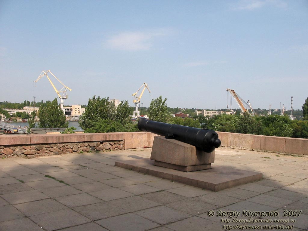 Николаев. Фото. Старинная корабельная пушка, установленная на Флотском бульваре.