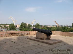 Николаев. Фото. Старинная корабельная пушка, установленная на Флотском бульваре.