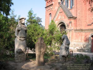 Николаев. Фото. Коллекция каменных баб рядом с Римо-Католическим Костелом Святого Иосифа (ул. Декабристов, 32).