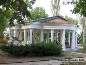 Николаев. Фото. Красивая ротонда возле здания «Шахматного клуба» на бульваре Адмирала Макарова.