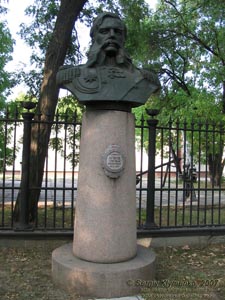 Николаев. Фото. Бюст Адмирала Бутакова Григория Ивановича (1820-1882) перед Музеем истории судостроения и флота.