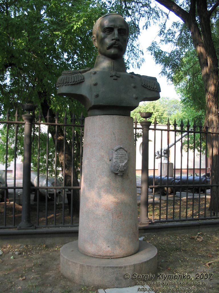Николаев. Фото. Бюст Вице-адмирала Корнилова Владимира Алексеевича (1806-1854) перед Музеем истории судостроения и флота.