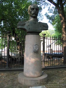 Николаев. Фото. Бюст Вице-адмирала Корнилова Владимира Алексеевича (1806-1854) перед Музеем истории судостроения и флота.
