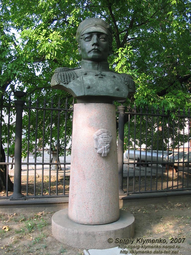 Николаев. Фото. Бюст Адмирала Нахимова Павла Степановича (1802-1855) перед Музеем истории судостроения и флота.