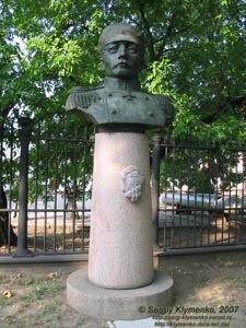 Николаев. Фото. Бюст Адмирала Нахимова Павла Степановича (1802-1855) перед Музеем истории судостроения и флота.