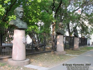 Николаев. Фото. Бронзовые бюсты адмиралов перед Музеем истории судостроения и флота («Дом штаба флота»).