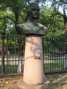 Николаев. Фото. Бюст Адмирала Ушакова Федора Федоровича (1744-1817) перед Музеем истории судостроения и флота.