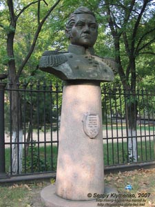 Николаев. Фото. Бюст Адмирала Лазарева Михаила Петровича (1788-1851) перед Музеем истории судостроения и флота.