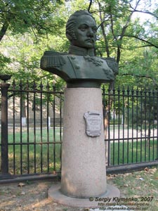 Николаев. Фото. Бюст Адмирала Беллинсгаузена Фаддея Фаддеевича (1778-1852) перед Музеем истории судостроения и флота.