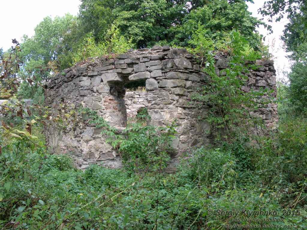Ивано-Франковская область, город Надворная. Фото. Руины круглой каменной башни - «Малого замка» (48°37'59.50"N, 24°34'24.90"E), вид снаружи.