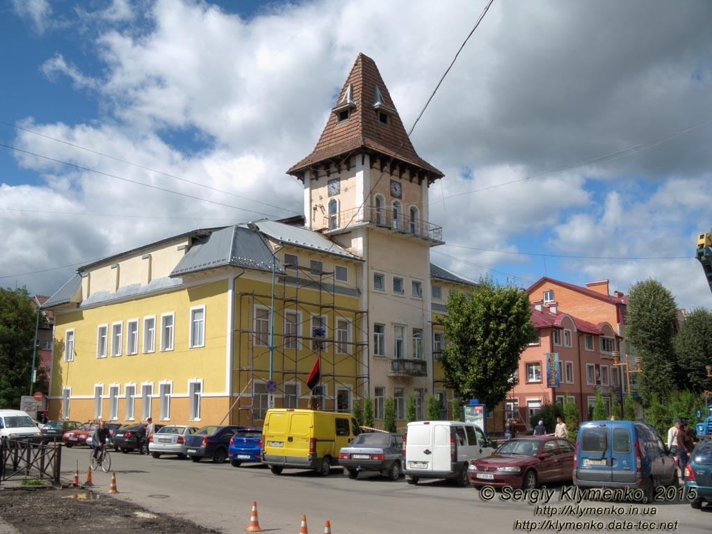 Ивано-Франковская область, город Надворная. Фото. Центр города. Надворнянская ратуша (конец XVIII - первая половина XIX века).