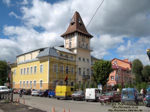 Ивано-Франковская область, город Надворная. Фото. Центр города. Надворнянская ратуша (конец XVIII - первая половина XIX века).