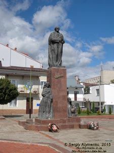 Ивано-Франковская область, город Надворная. Фото. Центр города. Памятник Тарасу Григорьевичу Шевченко.