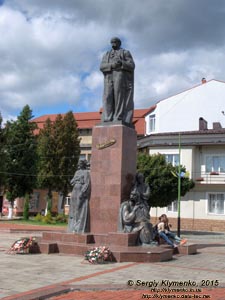 Ивано-Франковская область, город Надворная. Фото. Центр города. Памятник Тарасу Григорьевичу Шевченко.