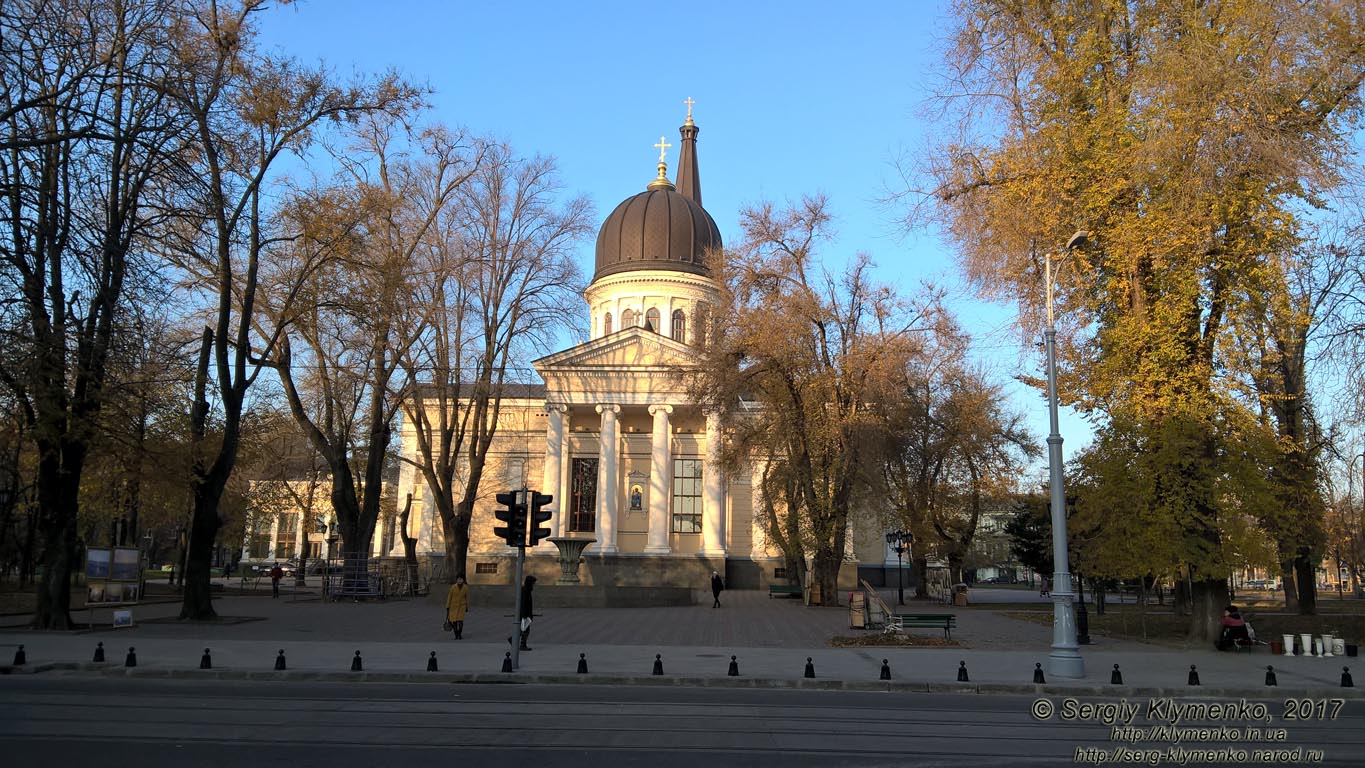 Одесса. Фото. Спасо-Преображенский кафедральный собор (построен в 1794-1808 годах, розрушен в 1936 году, отстроен заново в 1999-2005 годах).