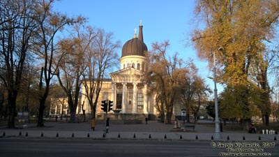 Одесса. Фото. Спасо-Преображенский кафедральный собор (построен в 1794-1808 годах, розрушен в 1936 году, отстроен заново в 1999-2005 годах).