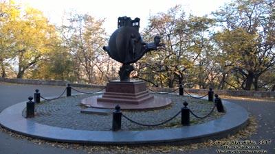 Одесса. Фото. Памятник апельсину - спасителю Одессы (народное название «Памятник взятке»).