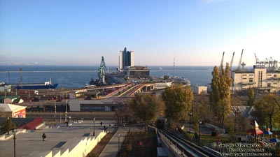 Одесса. Фото. Вид на мол Одесского Морского вокзала и гостиницу «Одесса» сверху Потемкинской лестницы.