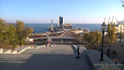 Одесса. Фото. Вид на мол Одесского Морского вокзала и гостиницу «Одесса» сверху Потемкинской лестницы.