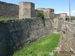 Белгород-Днестровская крепость XIII-XV веков. Фото. Башни над сухим рвом.