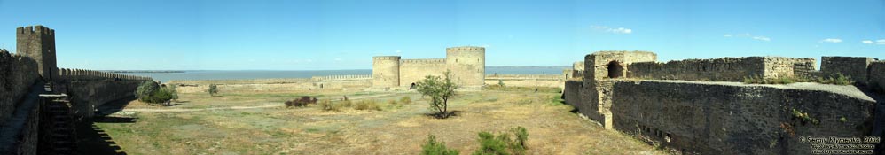 Белгород-Днестровская крепость, вид "Гарнизонного" двора с угла крепостных стен (панорама ~120°).