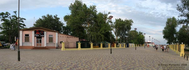 Затока, на набережной вечером.