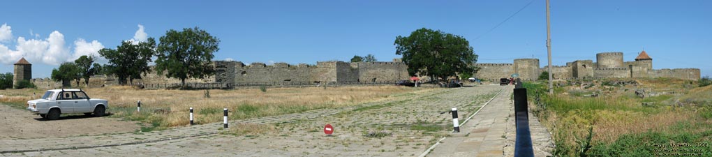 Белгород-Днестровская крепость XIII-XV веков, вид снаружи (панорама ~120°).